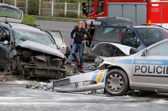 Následky stetu policejního a osobního auta na kiovatce v centru Ústí nad...