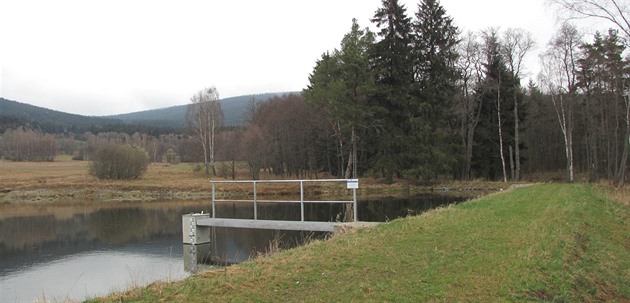 Rybník u Skelné Huti na úpatí boletického piáku je opravený.
