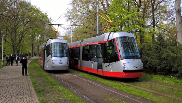 Rekonstruovaná tramvaj 14T se pevlékla do tradiní ervené a edé (vpravo nová...