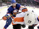 Obránce Scott Mayfield (vlevo) z New York Islanders atakuje Jordana Weala z...