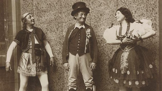 Eugen Weisner, Adolf Krössing a Vilemína Hájková si v Prodané nevěstě zazpívali... Eugen Weisner, Adolf Krössing a Vilemína Hájková si v Prodané nevěstě zazpívali...