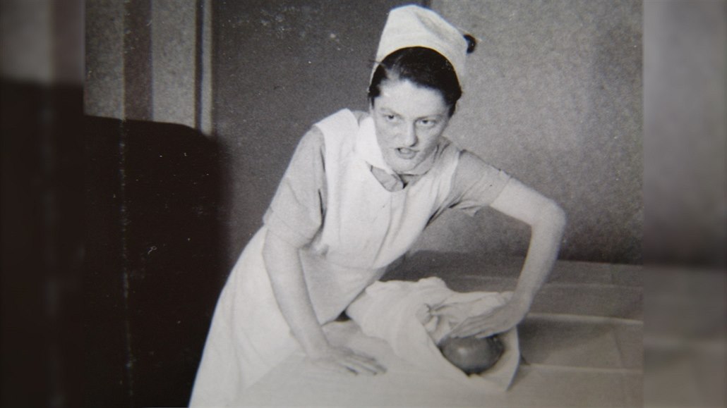 Узкая киска раздетой медсестры в морге 20 фото эротики