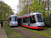 Rekonstruovaná tramvaj 14T se pevlékla do tradiní ervené a edé (vpravo nová...