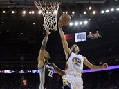 Stephen Curry z Golden State zakonuje v utkn proti Memphisu.