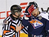 Jan Kov z Magnitorogrsku debatuje ve finle KHL s rozhodmi.