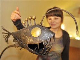 Kurátorka galerie Daniela Riková ukazuje kovanou skulpturu Moský as, dílo...
