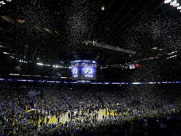 V hale ltaj konfety, divci i hri tet nadenm. Basketbalist Golden...