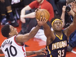 Myles Turner (vpravo) z Indiany blokuje DeMara DeRozana z Toronta.