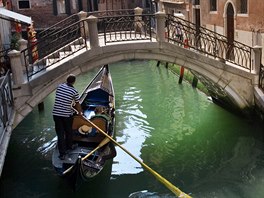 Itálie, Benátky. Romantika pro jednoho zákazníka na tradiní gondole a kolem...