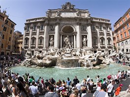 ím, Fontána di Trevi v obleení turist