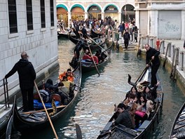 Itálie, Benátky. O projíku na gondole mají zájem davy turist.
