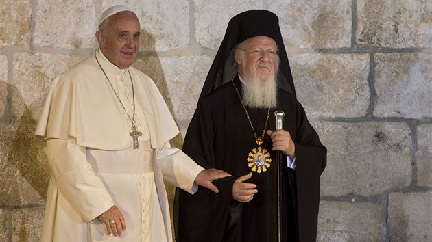 Pape Frantiek a patriarcha Bartolomj I. u Chrmu Boho hrobu v Jeruzalm (25. kvtna 2014)