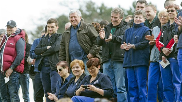 Zamstnanci vlaimsk zbrojovky Sellier a Belot naslouchaj Miloovi Zemanovi (18. dubna 2016)