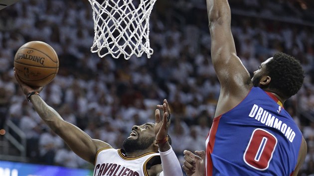 Kyrie Irving z Clevelandu zakonuje v utkn s Detroitem. Brn ho Andre Drummond.