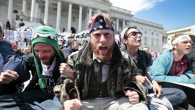 Demonstranti ped Kapitolem ve Washingtonu (11.4.2016).