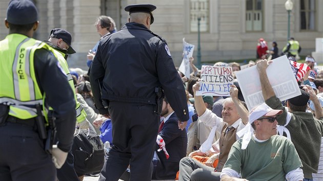 Americk policie zadrela ve Washingtonu tyi sta demonstrant, kte se v pondl shromdili k protestu ped Kapitolem, sdlem Kongresu (11.4.2016).