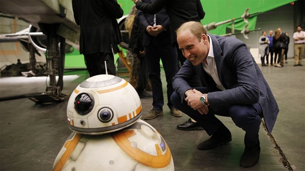 William na nvtv ve studiu, kde se nately Hvzdn vlky, zkoumal robota BB - 8.