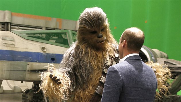 William v drunm rozhovoru s postavou Chewbacca ve studiu, kde se nately Hvzdn vlky