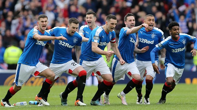 DERBY JE ZASE JEDNOU NAE! Hri Glasgow Rangers se raduj z postupu do finle skotskho pohru pes rivalsk Celtic.