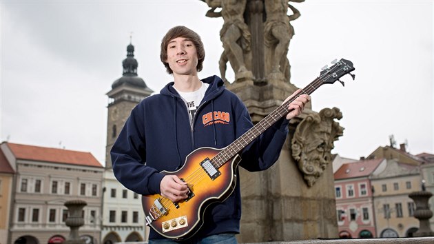 Muzikant David Novotn je z eskch Budjovic. Na snmku je s baskytarou, kterou proslavil Paul McCartney.