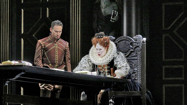 Mariusz Kwiecie jako vvoda z Nottinghamu a Sondra Radvanovsky jako Albta I. v Donizettiho opee Roberto Devereux