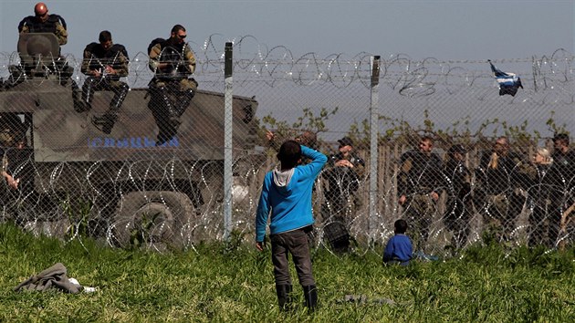 V Idomeni ji nkolik tdn pevaj tisce uprchlk. ady se je sna vrtit zpt do Turecka (13. dubna 2016)