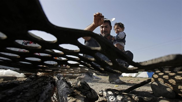 V Idomeni ji nkolik tdn pevaj tisce uprchlk. ady se je sna vrtit zpt do Turecka (13. dubna 2016)