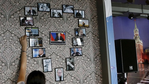 Zdi kavrny zdob portrty Putina.