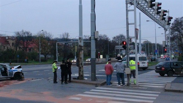 Policejn vz se zapnutm majkem se stetl s osobnm vozem na kiovatce ulic Prmyslov a Kbelsk (11. dubna 2016).