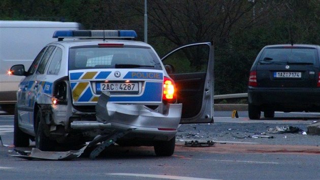 Policejn vz se zapnutm majkem se stetl s osobnm vozem na kiovatce ulic Prmyslov a Kbelsk (11. dubna 2016).