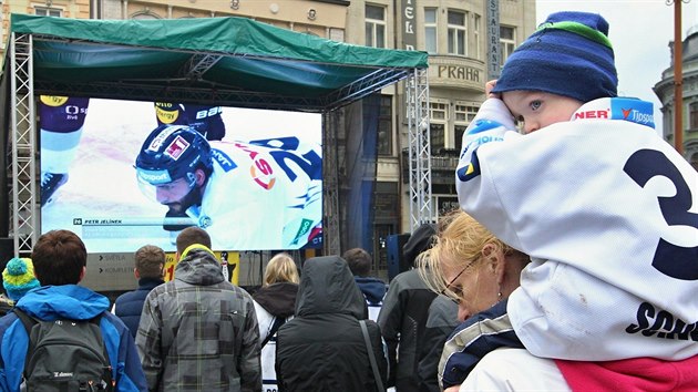 Fanouci podporuj Bl tygry ped velkoplonou obrazovkou u libereck radnice (15. dubna 2016).