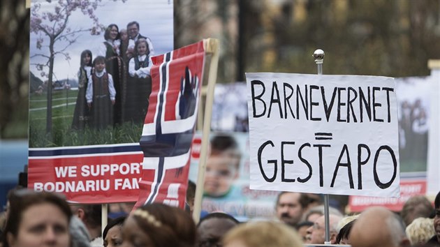 V centru Osla se selo okolo 200 lid, aby protestovali proti praktikm norsk socilky Barnevern (16. dubna 2016).