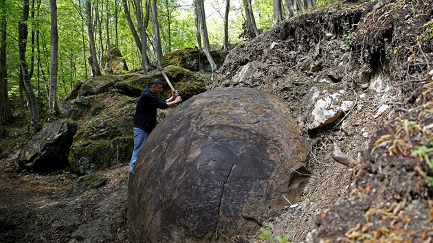 Kamenn koule nalezen v lese pobl msta Zavidovii (11. duben 2016)