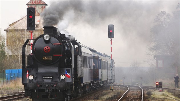 Historick vlak, kter do Stochova dovezl z Prahy rakouskho prezidenta Heinze Fischera (11. dubna 2016)