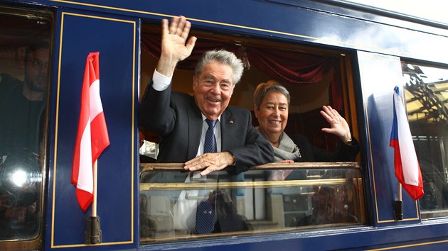 Rakousk prezident Heinz Fischer s manelkou pijeli v pondl na dvoudenn nvtvu esk republiky. Z hlavnho ndra pot vyrazili zvltnm historickm vlakem do Stochova pobl prezidentskho sdla v Lnech. (11. dubna 2016)