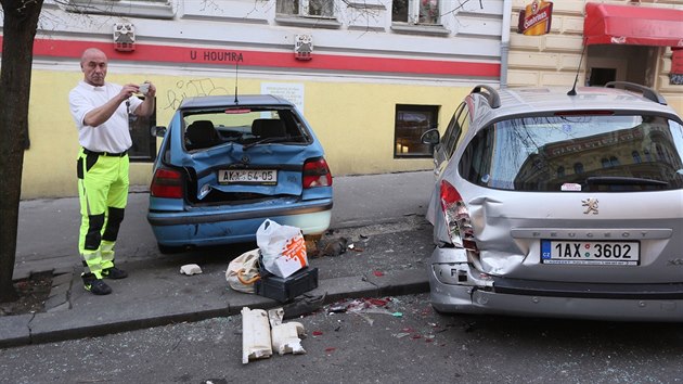 Policejn dstojnk na praskch Vinohradech naboural pes padest zaparkovanch aut. (12. dubna 2016)