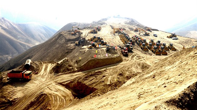 Rozen nskho msta Lan-ou v provincii Kan-su si vydalo zplotn sedmi set okolnch kopc. Snmek zachycuje stavebn prce v jnu 2012.