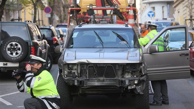 idi v prask umavsk ulici naboural nkolik destek zaparkovanch aut (12. dubna 2016).