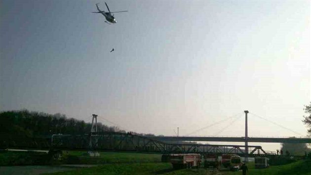 Pro poplenho mladka, kter uvzl na elezninm most pes eku Moravu, musel pilett vrtulnk.