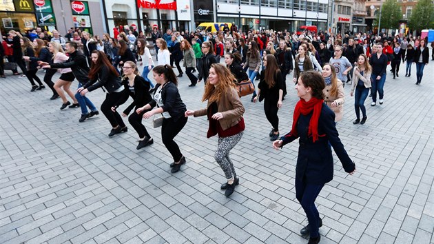 Vc ne stovka tanenk na brnnskm nmst Svobody zahjila Mezinrodn stepask festival.