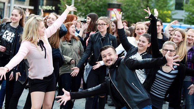 Vc ne stovka tanenk na brnnskm nmst Svobody zahjila Mezinrodn stepask festival.