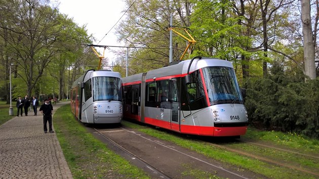 Rekonstruovan tramvaj 14T se pevlkla do tradin erven a ed (vpravo nov souprava)