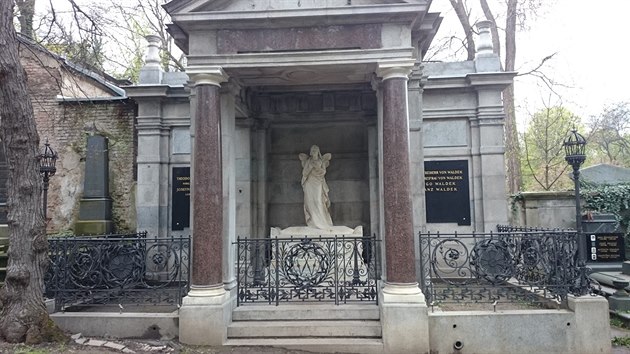 Opraven Waldekova hrobka na Olanskch hbitovech