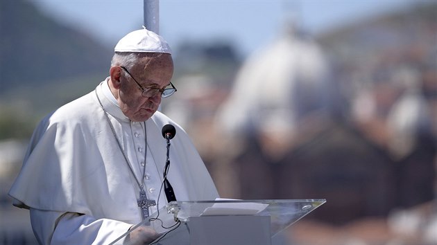 Pape Frantiek navtvil uprchlick tbor na ostrov Lesbos (16. dubna 2016).