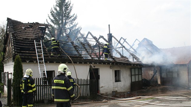 Plameny zniily v Kladkch na Prostjovsku rodinn dm. Hoet zaalo v dln, kde majitel opravoval auto (16. dubna 2016).