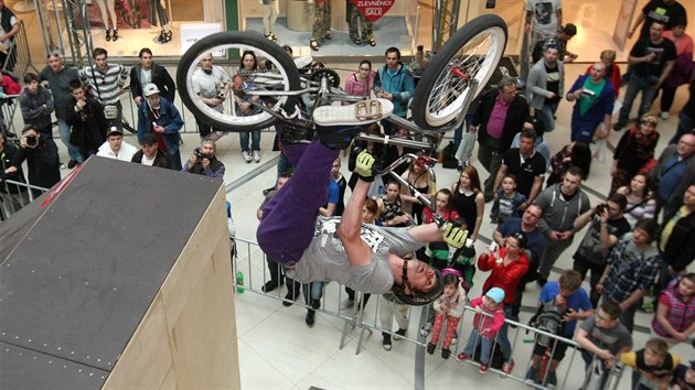 Kln biker nazvan Tricknroll v olomouckm nkupnm centru antovka (16. dubna 2016).