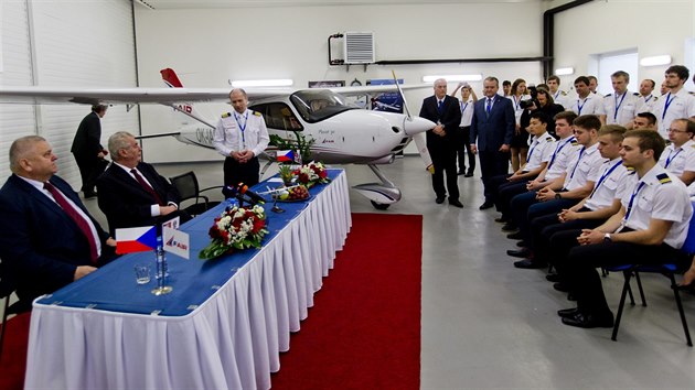 Prezident Milo Zeman na nvtv spolenosti F AIR Beneov, kter provozuje leteckou kolu, v n se budou kolit stovky nskch pilot (19. dubna 2016).