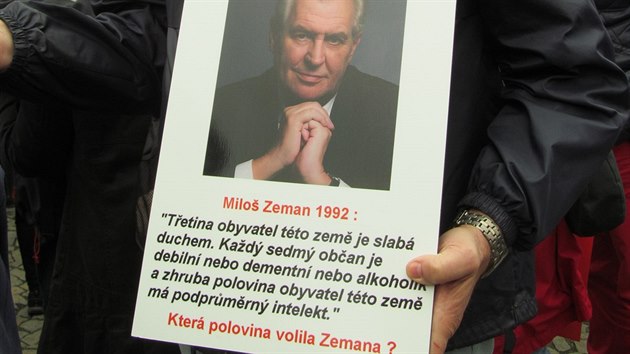 Kritick transparenty pinesli odprci prezidenta na nmst v Beroun, kam Milo Zeman zavtal bhem sv nvtvy Stedoeskho kraje (19. dubna 2016).