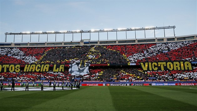 CHOREO Pohled na zaplnn tribuny stadionu Vicente Calderona ped zpasem Ligy mistr mezi Atltikem Madrid a Barcelonou.