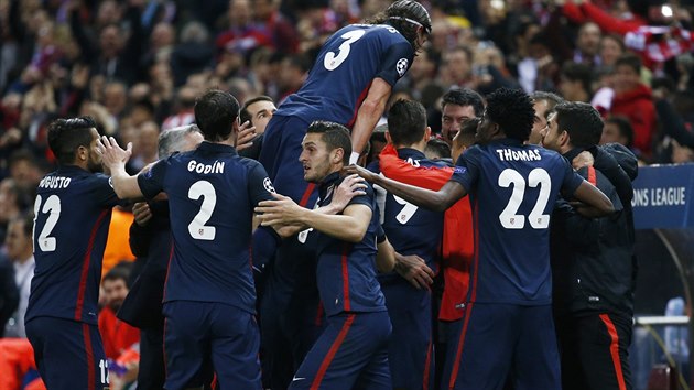 Fotbalist Atltika Madrid se raduj ve tvrtfinlov odvet Ligy mistr proti Barcelon.